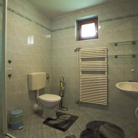Apartmanhaz A Hazaterohoz Διαμέρισμα